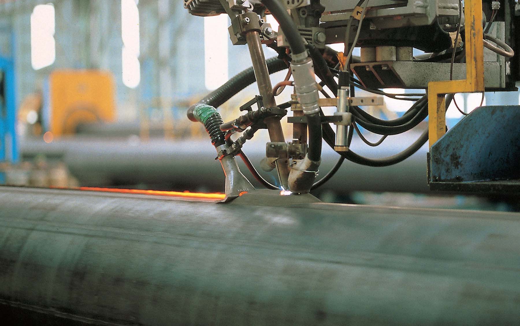 Процесс высокочастотной сварки стальных труб под флюсом.